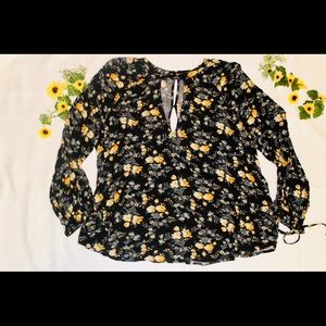 This cute flowered shirt ! 🌻